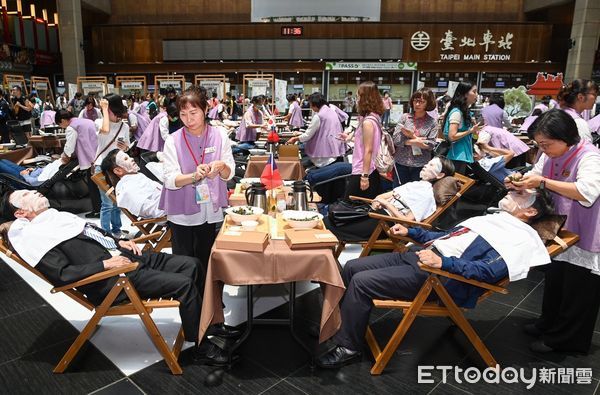 ▲▼觀光署在台北車站舉辦「魅力茶薰 六感饗宴」，百人齊敷面膜。（圖／觀光署提供）