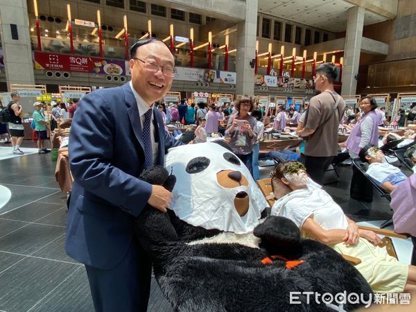 ▲▼觀光署在台北車站舉辦「魅力茶薰 六感饗宴」，百人齊敷面膜。（圖／觀光署提供）