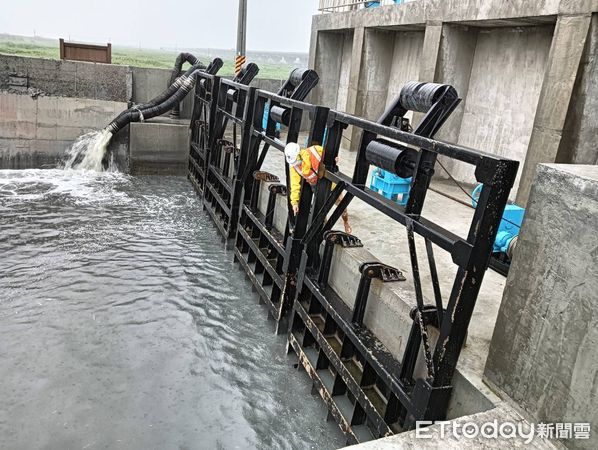 ▲因應恐有颱風侵臺之影響，經濟部水利署長賴建信於召集水利署及所屬各單位召開「0718防颱整備視訊會議」。（圖／記者蔡佩旻翻攝）