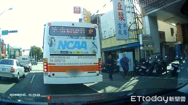 ▲▼男子拉行李箱在街頭狂奔1公里，台中警助他追公車找錢包。（圖／警方提供，下同）