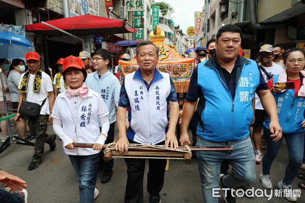 ▲南投縣各地城隍爺聖誕遶境祈安陸續起跑，副縣長王瑞德點起馬炮祈福。（圖／南投縣政府提供）