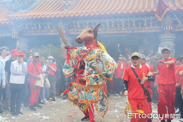 ▲南投縣各地城隍爺聖誕遶境祈安陸續起跑，副縣長王瑞德點起馬炮祈福。（圖／南投縣政府提供）