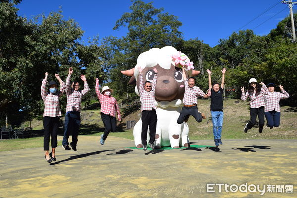 ▲清境農場為4米高綿羊大氣球開箱，預告暑假「追羊」行動開跑。（圖／清境農場提供，下同）