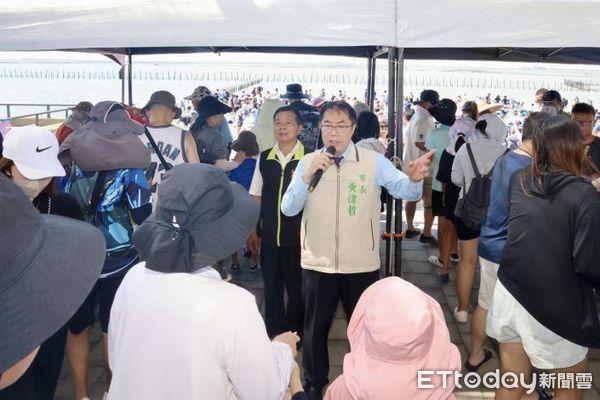 ▲「2024台南七股海鮮節--觀光赤嘴園挖文蛤體驗活動」20日辦理第3梯次活動，吸引近3000人共襄盛舉，市長黃偉哲也特別至六孔碼頭與現場民眾互動。（圖／記者林東良翻攝，下同）