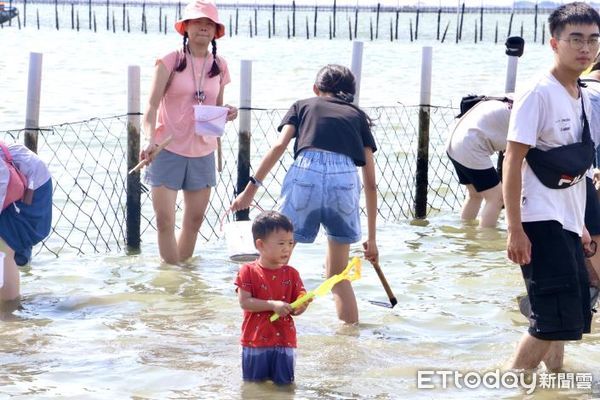 ▲「2024台南七股海鮮節--觀光赤嘴園挖文蛤體驗活動」20日辦理第3梯次活動，吸引近3000人共襄盛舉，市長黃偉哲也特別至六孔碼頭與現場民眾互動。（圖／記者林東良翻攝，下同）