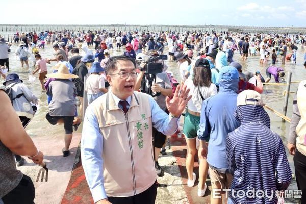 ▲「2024台南七股海鮮節--觀光赤嘴園挖文蛤體驗活動」20日辦理第3梯次活動，吸引近3000人共襄盛舉，市長黃偉哲也特別至六孔碼頭與現場民眾互動。（圖／記者林東良翻攝，下同）