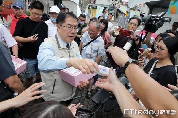 ▲台南市農業局舉辦「鳳芒盛宴夏日市集」活動，市長黃偉哲親臨市集開幕典禮，並發放冰棒給民眾消暑，與市民共度熱情的週末午後。（圖／記者林東良翻攝，下同）