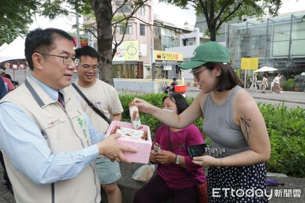 ▲台南市農業局舉辦「鳳芒盛宴夏日市集」活動，市長黃偉哲親臨市集開幕典禮，並發放冰棒給民眾消暑，與市民共度熱情的週末午後。（圖／記者林東良翻攝，下同）