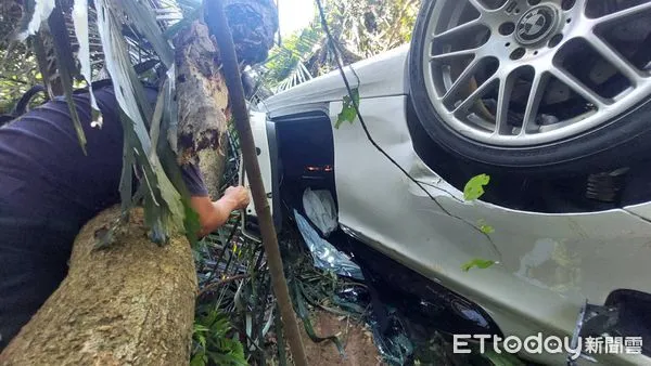 ▲▼林男擔心懸掛偽造車牌遭員警查緝，拔下車牌棄車逃逸             。（圖／記者郭世賢翻攝）