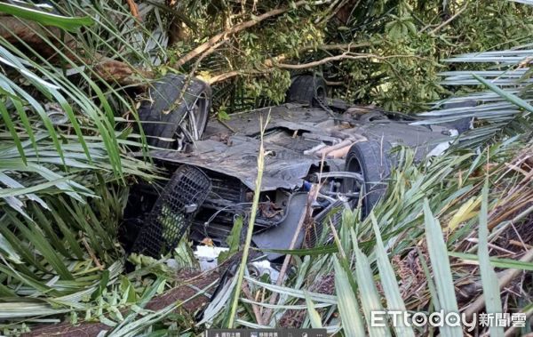 ▲▼林男擔心懸掛偽造車牌遭員警查緝，拔下車牌棄車逃逸             。（圖／記者郭世賢翻攝）