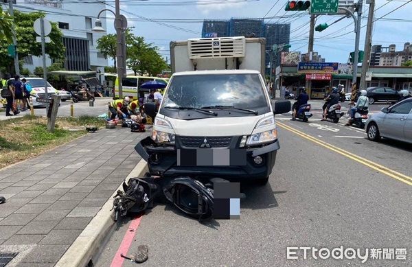 ▲無照騎車的洪姓男子轉彎未禮讓直行的小貨車被撞。（圖／蘆竹警分局提供）