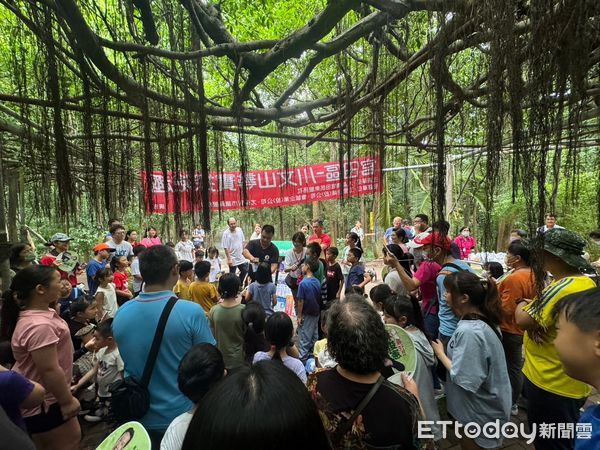 ▲台南市官田消防分隊與民眾走到戶外，並提倡熱傷害防治及防災宣導，同時展現地方步道的獨特生態特色。（圖／記者林東良翻攝，下同）