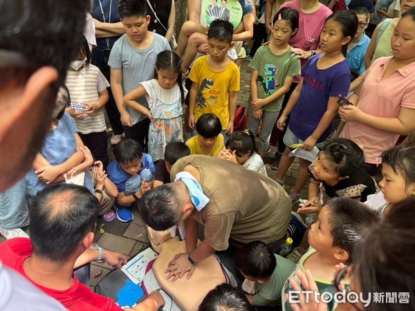 ▲台南市官田消防分隊與民眾走到戶外，並提倡熱傷害防治及防災宣導，同時展現地方步道的獨特生態特色。（圖／記者林東良翻攝，下同）