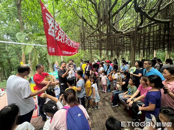 ▲台南市官田消防分隊與民眾走到戶外，並提倡熱傷害防治及防災宣導，同時展現地方步道的獨特生態特色。（圖／記者林東良翻攝，下同）