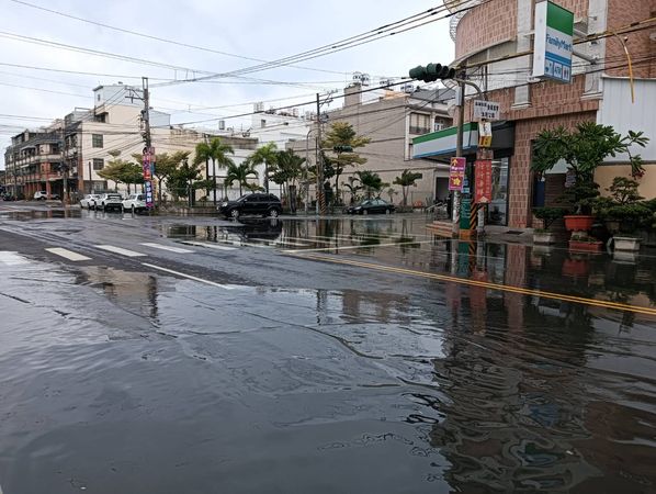 ▲年度大潮，東港鎮東津里淹水             。（圖／東津里長葉而項提供，下同）