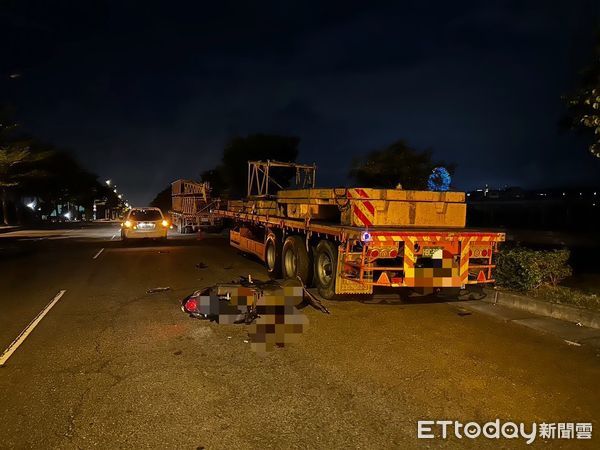 ▲台中后里區19日晚間發生一起「機車撞半拖車」死亡車禍。（圖／記者許權毅翻攝）