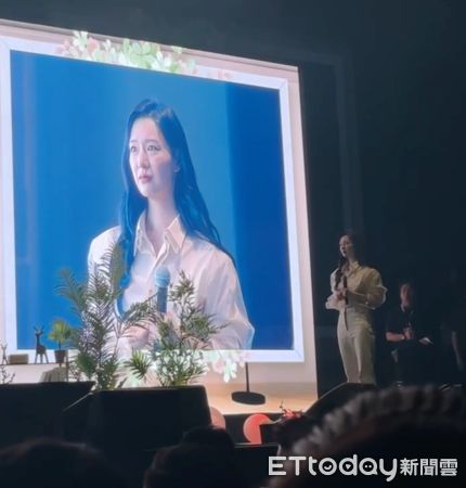 ▲▼誤以為應援失敗！千人排字逼哭她　金智媛淚崩下台補妝：嗚怎麼辦。（圖／讀者提供）