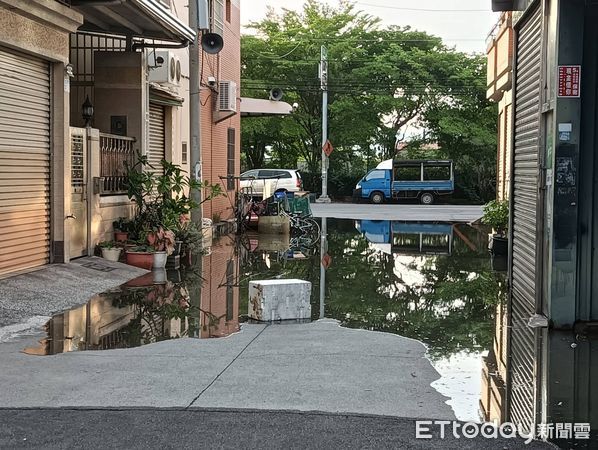 ▲東港海水倒灌。（圖／記者陳崑福翻攝）