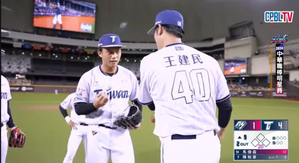 ▲陳柏豪遞手套給王建民。（圖／截自CPBL TV）