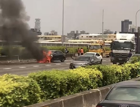 ▲▼國1南下路段「轎車火燒車」，車頭狂竄猛烈火勢畫面曝光。（圖／翻攝記者爆料網）