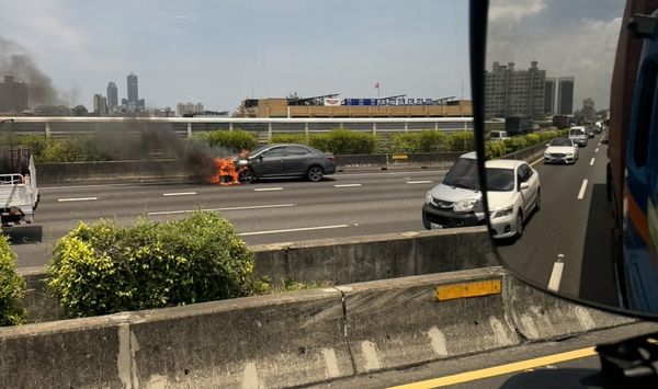 ▲▼國1南下路段「轎車火燒車」，車頭狂竄猛烈火勢畫面曝光。（圖／翻攝記者爆料網）