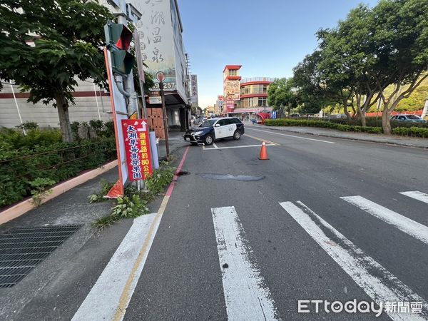 ▲苗栗縣大湖鄉中原路清晨發生死亡事故，退休警察撞上早被輾斃流浪狗，自摔身亡。（圖／記者楊永盛翻攝）