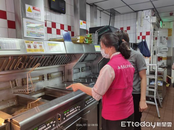 ▲▼             南投麥當勞爆出漢堡裡面夾有食品標籤，衛生局獲報派員前往稽查。（圖／南投縣衛生局提供）