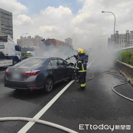 ▲▼ 國1南向368km「轎車火燒車」，車頭狂竄烈火畫面曝光。（圖／記者吳世龍翻攝）