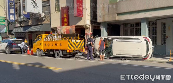 ▲台南市新營區中山路段發生一起車禍，一部自小客車疑為閃車，衝撞路旁一座變電箱造成跳電，導致附近住戶及店家約1218戶停電，台電人員全力搶修。（圖／記者林東良翻攝，下同）