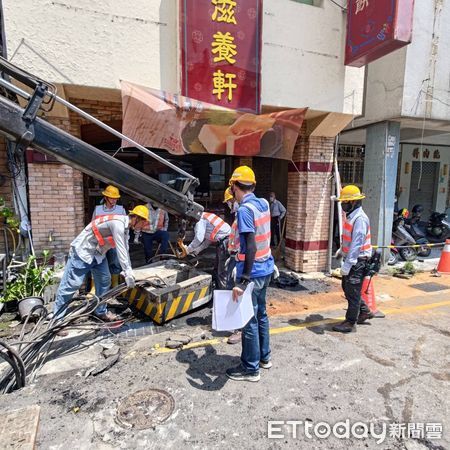 ▲台南市新營區中山路段發生一起車禍，一部自小客車疑為閃車，衝撞路旁一座變電箱造成跳電，導致附近住戶及店家約1218戶停電，台電人員全力搶修。（圖／記者林東良翻攝，下同）