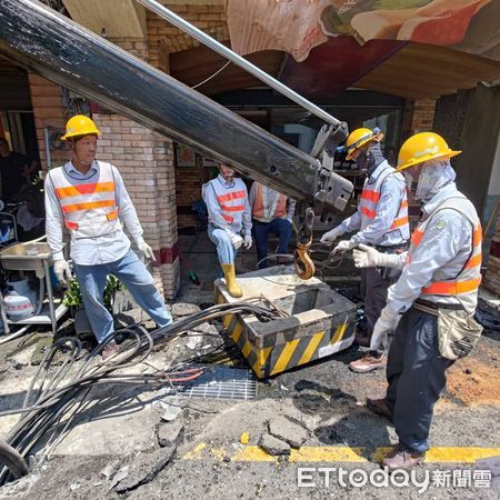 ▲台南市新營區中山路段發生一起車禍，一部自小客車疑為閃車，衝撞路旁一座變電箱造成跳電，導致附近住戶及店家約1218戶停電，台電人員全力搶修。（圖／記者林東良翻攝，下同）