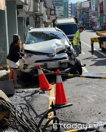 ▲台南市新營區中山路段發生一起車禍，一部自小客車疑為閃車，衝撞路旁一座變電箱造成跳電，導致附近住戶及店家約1218戶停電，台電人員全力搶修。（圖／記者林東良翻攝，下同）