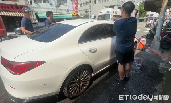 ▲▼粗心嬤把孫女鎖車內。（圖／記者吳世龍攝）