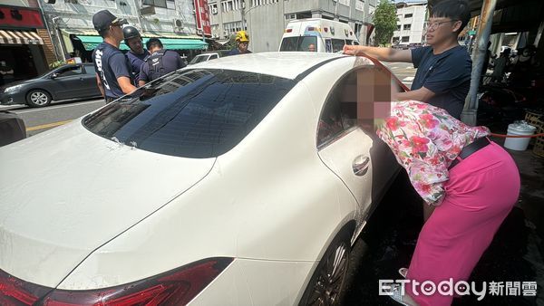 ▲▼粗心嬤把孫女鎖車內。（圖／記者吳世龍攝）