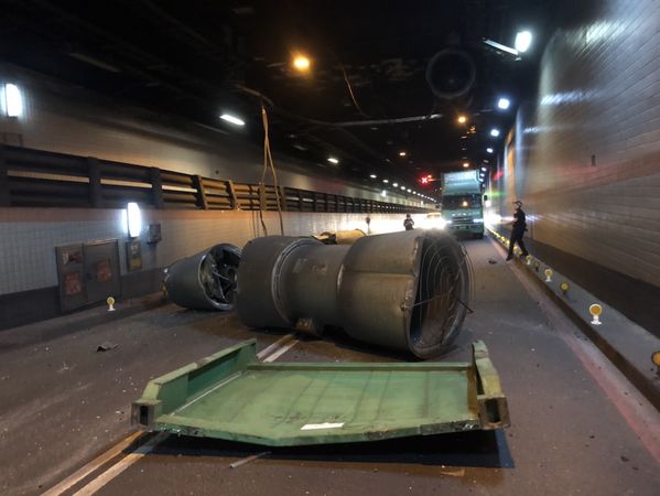 ▲過港隧道內排風設備遭撞毀。（圖／翻攝自記者爆料網）