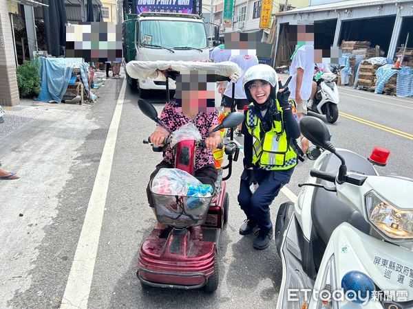 ▲里港警分局九如分駐所副所長蔡惠茹體貼為阿嬤電動車穿反光背心             。（圖／記者陳崑福翻攝）