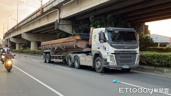 ▲高雄高屏大橋發生一起貨車碰撞機車死亡事故。（圖／記者吳世龍翻攝）