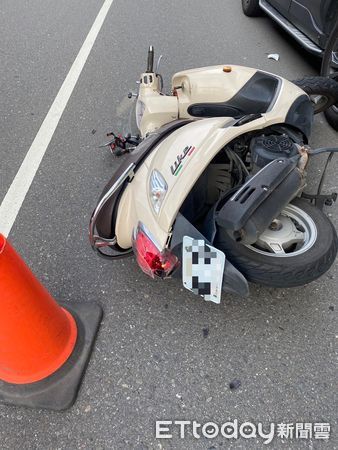 ▲高雄高屏大橋發生一起貨車碰撞機車死亡事故。（圖／記者吳世龍翻攝）