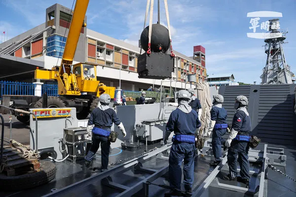 ▲▼海軍布雷作業大隊接獲作戰命令後，立即進行水雷整備，並完成裝載、運送及吊掛作業，隨即出港進行水雷布放。（圖／軍聞社）