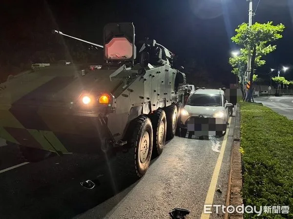 ▲▼ 軍用雲豹裝甲車在八里撞上民車，小客車右側凹陷毀損相當嚴重            。（圖／記者戴上容翻攝）