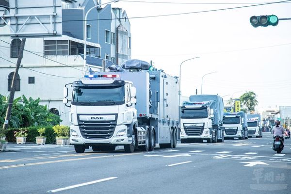 ▲▼海鋒大隊官兵接獲命令後，依序執行車輛檢查及通聯測試，並在海軍陸戰隊戒護下進入陣地、完成射控指管車放列，驗證部隊作戰效能。（圖／軍聞社）