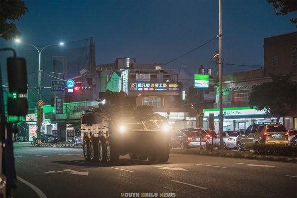 ▲▼陸軍機步269旅聯兵3營晚間實施夜間機動，派遣CM33、CM34裝步戰鬥車、CM11戰車及CM23迫砲車等各式輪履車輛，機動前往守備戰術位置就位。。（圖／青年日報）