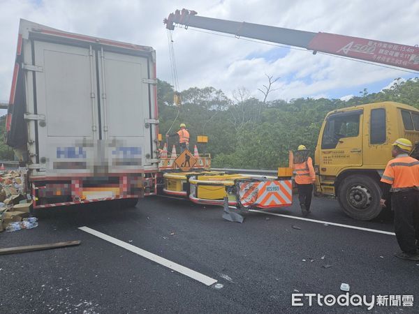 ▲國道3號西湖路段發生車禍。（圖／記者楊永盛翻攝，下同）