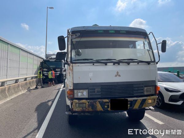 ▲▼國10鼎金段「2大車+1小車」追撞，自小客車頭變形凹陷2人送醫。（圖／記者賴文萱翻攝）