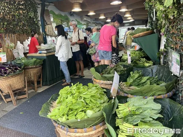 ▲颱風來了，民眾到市場搶買青菜。（圖／記者楊惠琪攝）