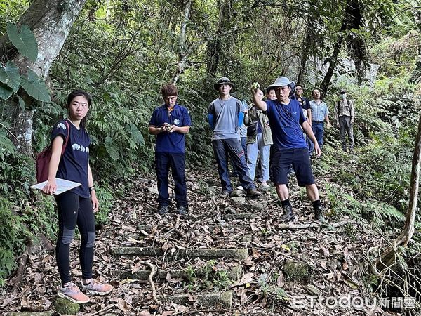 ▲▼步道職人文耀興親臨富源國家森林遊樂區內環山步道實地授課。（圖／花蓮分署提供，下同）