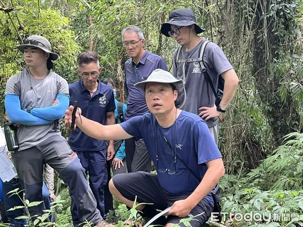 ▲▼步道職人文耀興親臨富源國家森林遊樂區內環山步道實地授課。（圖／花蓮分署提供，下同）