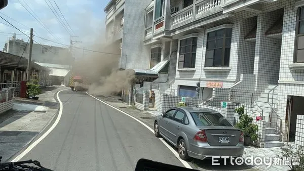 ▲台南市新市區大社里一處民宅，23日上午傳出火警，現場冒出大量濃煙，並傳出疑有3人受困，消防人員在半小時內撲滅，經搜救幸無人員傷亡。（圖／民眾提供，下同）