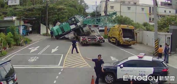 ▲▼ 拖吊車上的吊車滑落地面            。（圖／記者戴上容翻攝）