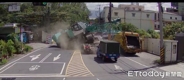 ▲▼ 拖吊車上的吊車滑落地面            。（圖／記者戴上容翻攝）